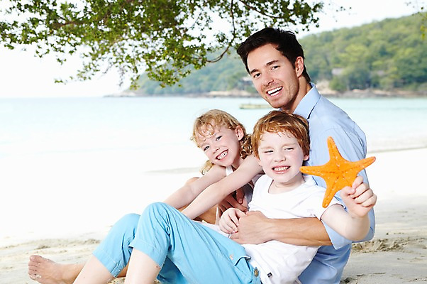 포토 JPG 주간 서양인 외국인 나무 식물 백인 해외기획촬영 라이프스타일 2012년태국 계절 여자 남자 딸 아들 여유 어린이 바다 여행 가족 놀이 휴가 휴식 가족여행 불가사리 미소 웃음 사람 앉기 소녀 소년 성인 해변 야외 옆모습 아웃포커스 세명 여름 여름휴가 바캉스 부모 모래사장 화목 자녀 아빠 숲 그늘 국내포토 자연요소 감정 뷰포인트 컨셉 관계 모션 극피동물 촬영기법 표정 인종 생활 파일형식 여름_계절