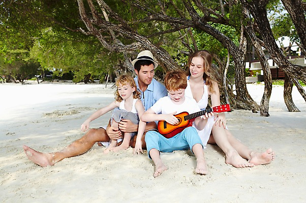 포토 JPG 주간 전신 서양인 외국인 나무 식물 백인 해외기획촬영 모자 라이프스타일 2012년태국 계절 여자 남자 딸 아들 여유 어린이 악기 여행 연주 가족 놀이 엄마 휴가 휴식 가족여행 미소 웃음 사람 앉기 소녀 소년 여러명 성인 해변 야외 앞모습 여름 여름휴가 바캉스 부모 모래사장 화목 자녀 기타 아빠 그늘 국내포토 자연요소 잡화 감정 음악 바다 뷰포인트 다수 컨셉 관계 모션 현악기 표정 인종 생활 파일형식 여름_계절