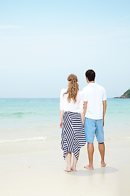 포토 JPG 주간 전신 서양인 외국인 백인 구름 해외기획촬영 라이프스타일 부부 커플 응시 2012년태국 계절 여자 남자 행복 여유 한쌍 바다 여행 하늘 휴가 휴식 사랑 서기 사람 20대 성인 해변 야외 두명 뒷모습 여름 여름휴가 바캉스 모래사장 손잡기 산책 청년만 성인만 국내포토 자연요소 시선 감정 뷰포인트 컨셉 관계 모션 인종 청년 생활 파일형식 여름_계절