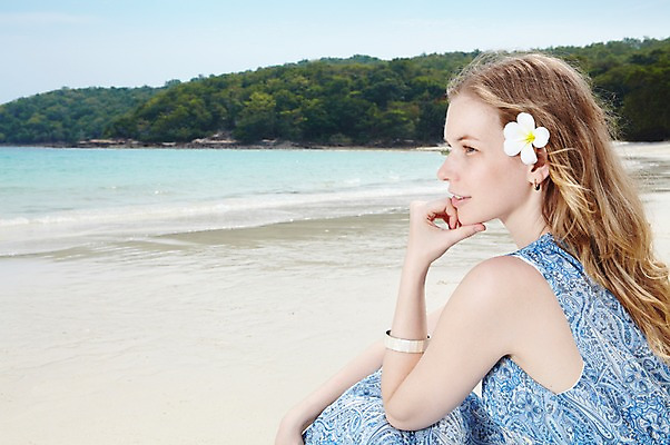 포토 JPG 주간 서양인 외국인 백인 해외기획촬영 라이프스타일 응시 2012년태국 계절 원피스 여자 꽃 행복 여유 바다 여행 팔찌 휴가 휴식 사랑 한명 사람 앉기 20대 성인 해변 야외 옆모습 여름 여름휴가 바캉스 모래사장 물가 숲 여자만 여자한명만 성인여자만 청년만 청년여자만 성인한명만 청년여자한명만 성인여자한명만 성인만 국내포토 자연요소 식물 1 시선 옷 감정 뷰포인트 컨셉 장신구 모션 인종 풍경 청년 생활 파일형식 여름_계절