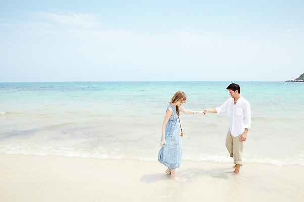 포토 JPG 주간 전신 서양인 외국인 백인 구름 해외기획촬영 라이프스타일 부부 커플 2012년태국 계절 여자 남자 행복 여유 한쌍 바다 여행 장난 물장구 하늘 휴가 휴식 사랑 서기 미소 웃음 사람 20대 성인 해변 야외 두명 옆모습 여름 여름휴가 바캉스 모래사장 손잡기 청년만 성인만 국내포토 자연요소 감정 뷰포인트 컨셉 관계 모션 물놀이 표정 인종 청년 생활 파일형식 여름_계절