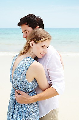 포토 JPG 주간 서양인 외국인 백인 해외기획촬영 라이프스타일 부부 커플 2012년태국 계절 여자 남자 행복 여유 한쌍 바다 여행 안기 포옹 하늘 휴가 휴식 사랑 서기 사람 상반신 20대 성인 해변 야외 두명 옆모습 여름 여름휴가 바캉스 모래사장 청년만 성인만 국내포토 자연요소 감정 뷰포인트 컨셉 관계 모션 인종 청년 생활 파일형식 여름_계절