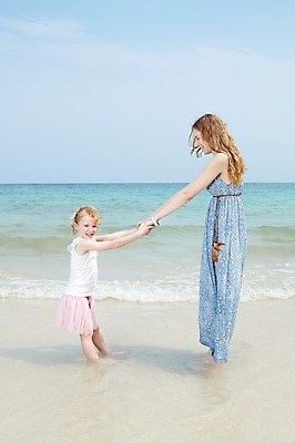 포토 JPG 주간 전신 서양인 외국인 백인 구름 해외기획촬영 라이프스타일 2012년태국 계절 여자 딸 여유 어린이 파도 바다 여행 가족 하늘 모녀 엄마 휴가 휴식 가족여행 서기 미소 웃음 사람 소녀 성인 해변 야외 두명 옆모습 여름 여름휴가 바캉스 부모 모래사장 손잡기 화목 자녀 여자만 국내포토 자연요소 감정 뷰포인트 컨셉 관계 모션 표정 인종 생활 파일형식 여름_계절