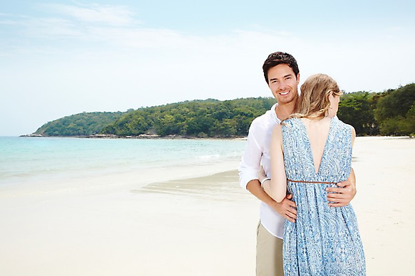 포토 JPG 주간 서양인 외국인 백인 구름 해외기획촬영 라이프스타일 부부 커플 2012년태국 계절 여자 남자 행복 여유 한쌍 바다 여행 안기 포옹 하늘 휴가 휴식 사랑 서기 미소 웃음 사람 20대 성인 해변 야외 두명 뒷모습 여름 여름휴가 바캉스 모래사장 숲 청년만 성인만 국내포토 자연요소 감정 뷰포인트 컨셉 관계 모션 표정 인종 청년 생활 파일형식 여름_계절