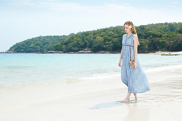 포토 JPG 주간 전신 서양인 외국인 백인 구름 해외기획촬영 라이프스타일 2012년태국 계절 원피스 여자 행복 여유 바다 여행 하늘 휴가 휴식 사랑 한명 사람 20대 성인 해변 야외 옆모습 여름 여름휴가 바캉스 모래사장 걷기 산책 물가 숲 여자만 여자한명만 성인여자만 청년만 청년여자만 성인한명만 청년여자한명만 성인여자한명만 성인만 국내포토 자연요소 1 옷 감정 뷰포인트 컨셉 모션 인종 풍경 청년 생활 파일형식 여름_계절