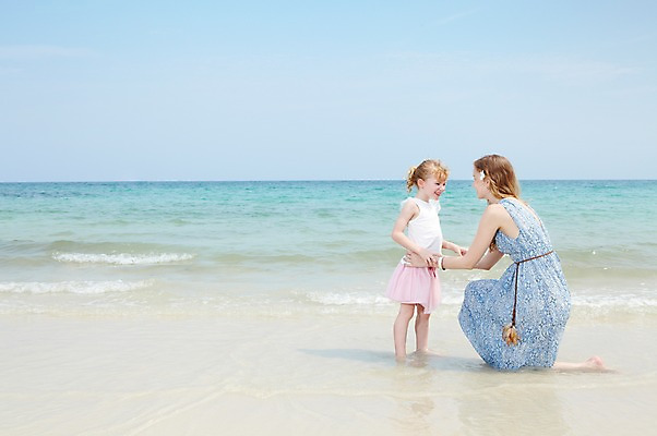포토 JPG 주간 전신 서양인 외국인 백인 해외기획촬영 라이프스타일 2012년태국 계절 여자 딸 여유 어린이 파도 바다 여행 가족 하늘 모녀 엄마 휴가 휴식 가족여행 서기 미소 웃음 사람 소녀 성인 해변 야외 두명 옆모습 여름 여름휴가 바캉스 부모 모래사장 마주보기 화목 자녀 무릎꿇기 여자만 국내포토 자연요소 감정 뷰포인트 컨셉 관계 모션 표정 인종 생활 파일형식 여름_계절