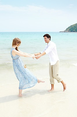 포토 JPG 주간 전신 서양인 외국인 백인 구름 해외기획촬영 라이프스타일 부부 커플 2012년태국 계절 여자 남자 행복 여유 한쌍 바다 여행 장난 물장구 하늘 휴가 휴식 사랑 미소 웃음 사람 20대 성인 해변 야외 두명 옆모습 여름 여름휴가 바캉스 모래사장 마주보기 손잡기 청년만 성인만 국내포토 자연요소 감정 뷰포인트 컨셉 관계 모션 물놀이 표정 인종 청년 생활 파일형식 여름_계절