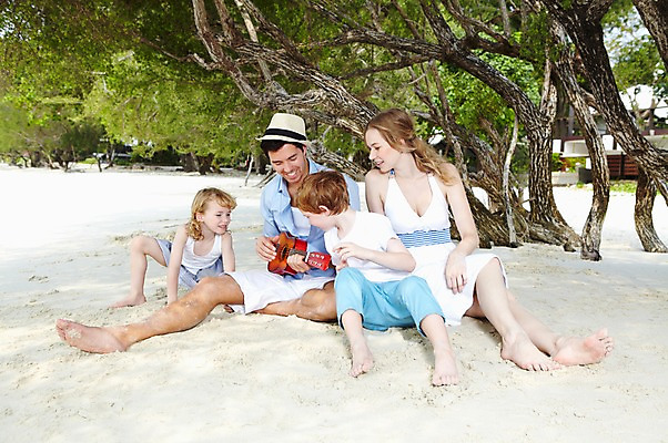 포토 JPG 주간 전신 서양인 외국인 나무 식물 백인 해외기획촬영 모자 라이프스타일 2012년태국 계절 여자 남자 딸 아들 여유 어린이 악기 여행 연주 가족 놀이 엄마 휴가 휴식 가족여행 미소 웃음 사람 앉기 소녀 소년 여러명 성인 해변 야외 앞모습 여름 여름휴가 바캉스 부모 모래사장 화목 자녀 기타 아빠 그늘 국내포토 자연요소 잡화 감정 음악 바다 뷰포인트 다수 컨셉 관계 모션 현악기 표정 인종 생활 파일형식 여름_계절