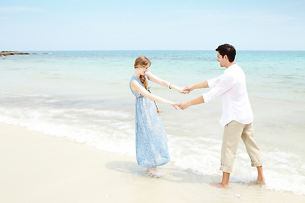 포토 JPG 주간 전신 서양인 외국인 백인 해외기획촬영 라이프스타일 부부 커플 2012년태국 계절 여자 남자 행복 여유 한쌍 바다 여행 장난 물장구 하늘 휴가 휴식 사랑 서기 미소 웃음 사람 20대 성인 해변 야외 두명 옆모습 여름 여름휴가 바캉스 모래사장 마주보기 손잡기 청년만 성인만 국내포토 자연요소 감정 뷰포인트 컨셉 관계 모션 물놀이 표정 인종 청년 생활 파일형식 여름_계절