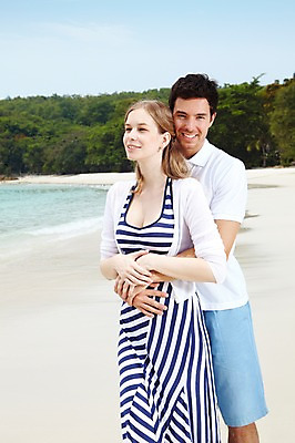 포토 JPG 주간 서양인 외국인 백인 구름 해외기획촬영 라이프스타일 부부 커플 응시 2012년태국 계절 여자 남자 행복 여유 한쌍 바다 여행 안기 포옹 하늘 휴가 휴식 사랑 서기 미소 웃음 사람 20대 성인 해변 야외 두명 앞모습 여름 여름휴가 바캉스 모래사장 산책 숲 청년만 성인만 국내포토 자연요소 시선 감정 뷰포인트 컨셉 관계 모션 표정 인종 청년 생활 파일형식 여름_계절