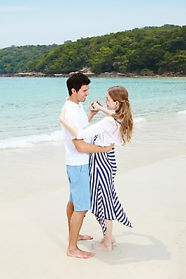 포토 JPG 주간 전신 서양인 외국인 백인 구름 해외기획촬영 라이프스타일 부부 커플 2012년태국 계절 여자 남자 행복 여유 한쌍 파도 바다 여행 하늘 휴가 휴식 사랑 서기 미소 웃음 사람 20대 성인 해변 야외 두명 옆모습 여름 여름휴가 바캉스 모래사장 마주보기 춤 숲 청년만 성인만 국내포토 자연요소 감정 뷰포인트 컨셉 관계 모션 문화예술 표정 인종 청년 생활 파일형식 여름_계절