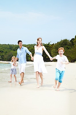 포토 JPG 주간 전신 서양인 외국인 나무 식물 백인 구름 해외기획촬영 라이프스타일 2012년태국 계절 여자 남자 딸 아들 여유 어린이 바다 여행 가족 하늘 엄마 휴가 휴식 가족여행 미소 웃음 사람 소녀 소년 여러명 성인 해변 야외 앞모습 여름 여름휴가 바캉스 부모 모래사장 걷기 손잡기 화목 산책 자녀 아빠 숲 국내포토 자연요소 감정 뷰포인트 다수 컨셉 관계 모션 표정 인종 생활 파일형식 여름_계절
