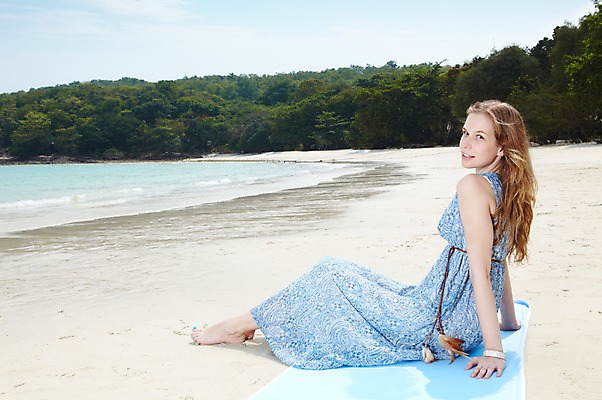 포토 JPG 주간 전신 서양인 외국인 백인 구름 해외기획촬영 라이프스타일 2012년태국 계절 원피스 여자 행복 여유 바다 여행 하늘 휴가 휴식 사랑 한명 사람 앉기 20대 성인 해변 야외 옆모습 여름 여름휴가 바캉스 모래사장 물가 숲 비치타올 여자만 여자한명만 성인여자만 청년만 청년여자만 성인한명만 청년여자한명만 성인여자한명만 성인만 국내포토 자연요소 1 옷 감정 뷰포인트 컨셉 모션 인종 풍경 청년 생활 수건 파일형식 여름_계절