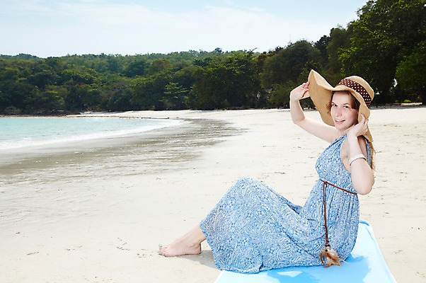 포토 JPG 주간 전신 서양인 외국인 백인 구름 해외기획촬영 모자 라이프스타일 2012년태국 계절 원피스 여자 행복 여유 바다 하늘 휴가 휴식 사랑 한명 미소 웃음 사람 앉기 20대 성인 해변 야외 옆모습 여름 여름휴가 바캉스 모래사장 물가 숲 비치타올 여자만 여자한명만 성인여자만 청년만 청년여자만 성인한명만 청년여자한명만 성인여자한명만 성인만 국내포토 자연요소 1 잡화 옷 감정 뷰포인트 컨셉 모션 표정 인종 풍경 청년 생활 수건 파일형식 여름_계절