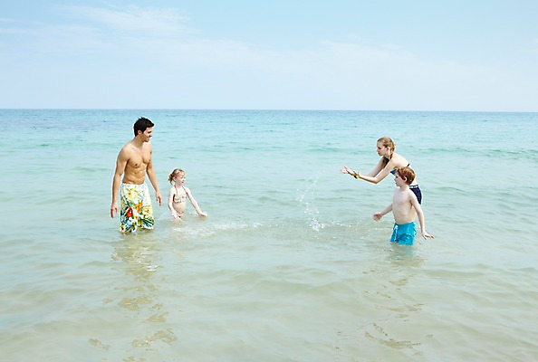 포토 JPG 주간 서양인 외국인 백인 구름 해외기획촬영 라이프스타일 2012년태국 계절 여자 남자 수영복 여유 어린이 바다 여행 가족 물놀이 놀이 하늘 엄마 휴가 가족여행 서기 사람 소녀 소년 여러명 성인 해변 야외 옆모습 여름 여름휴가 바캉스 부모 비키니 화목 자녀 아빠 즐거움 국내포토 자연요소 옷 감정 뷰포인트 다수 컨셉 관계 모션 인종 생활 파일형식 여름_계절