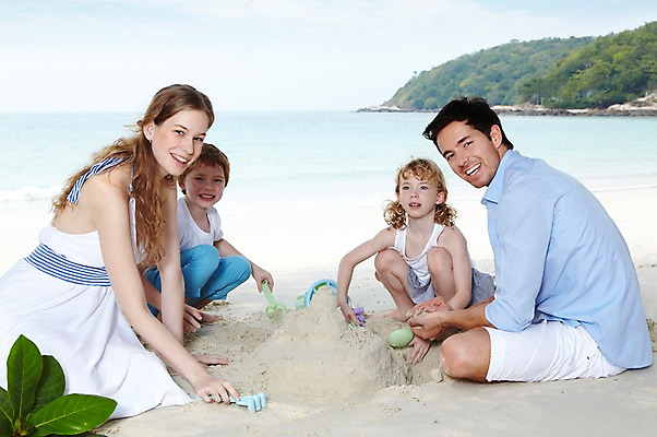 포토 JPG 주간 전신 서양인 외국인 식물 백인 해외기획촬영 라이프스타일 2012년태국 계절 여자 남자 딸 아들 여유 어린이 모래 바다 여행 잎 장난 가족 놀이 하늘 엄마 휴가 나뭇잎 가족여행 미소 웃음 사람 앉기 소녀 소년 여러명 성인 해변 야외 여름 여름휴가 바캉스 부모 모래사장 장난감 놀이용품 화목 자녀 아빠 숲 즐거움 만들기 모래성 모래놀이 국내포토 자연요소 감정 다수 컨셉 관계 모션 표정 인종 생활 오브젝트 파일형식 여름_계절