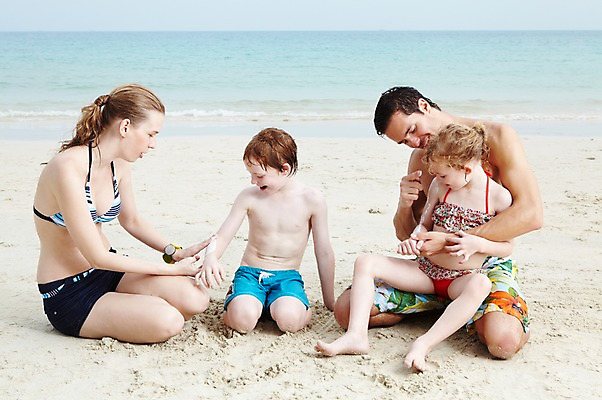 포토 JPG 주간 전신 서양인 외국인 백인 해외기획촬영 라이프스타일 2012년태국 계절 여자 남자 수영복 여유 어린이 바다 여행 가족 물놀이 하늘 엄마 휴가 가족여행 미소 웃음 사람 앉기 소녀 소년 여러명 성인 해변 야외 앞모습 여름 여름휴가 바캉스 부모 비키니 모래사장 화목 자녀 아빠 선크림 즐거움 바르기 국내포토 자연요소 옷 감정 뷰포인트 다수 컨셉 관계 모션 놀이 표정 인종 생활 화장품 파일형식 여름_계절