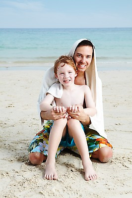 포토 JPG 주간 전신 서양인 외국인 백인 해외기획촬영 2012년태국 계절 남자 수영복 아들 여유 어린이 바다 여행 가족 놀이 하늘 휴가 가족여행 미소 웃음 사람 앉기 소년 성인 해변 야외 두명 앞모습 여름 여름휴가 바캉스 부모 수건 모래사장 화목 자녀 아빠 즐거움 비치타올 부자지간 남자만 국내포토 자연요소 옷 감정 뷰포인트 컨셉 관계 모션 표정 인종 위생용품 파일형식 여름_계절