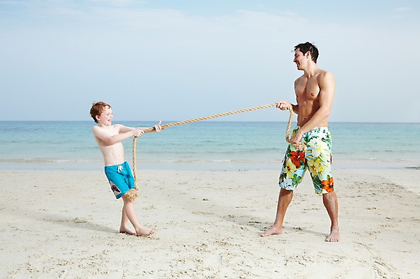 포토 JPG 주간 전신 서양인 외국인 백인 구름 해외기획촬영 라이프스타일 2012년태국 계절 남자 수영복 아들 여유 어린이 밧줄 줄 바다 여행 가족 놀이 하늘 휴가 가족여행 서기 미소 웃음 사람 소년 성인 해변 야외 두명 옆모습 여름 여름휴가 바캉스 부모 모래사장 화목 경쟁 자녀 아빠 당기기 즐거움 줄다리기 부자지간 남자만 국내포토 자연요소 옷 감정 뷰포인트 컨셉 관계 모션 표정 인종 생활 파일형식 여름_계절