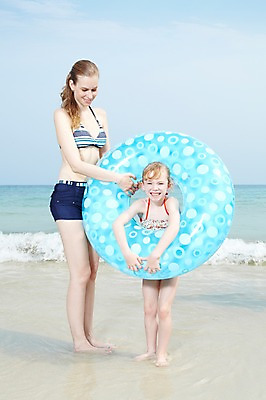 포토 JPG 주간 전신 서양인 외국인 백인 구름 해외기획촬영 라이프스타일 2012년태국 계절 여자 수영복 딸 여유 어린이 파도 바다 여행 가족 물놀이 놀이 하늘 모녀 엄마 휴가 가족여행 서기 미소 웃음 들기 사람 소녀 성인 해변 야외 두명 앞모습 여름 여름휴가 바캉스 부모 비키니 모래사장 화목 자녀 즐거움 튜브 여자만 국내포토 자연요소 옷 감정 뷰포인트 컨셉 관계 모션 표정 인종 생활 파일형식 여름_계절