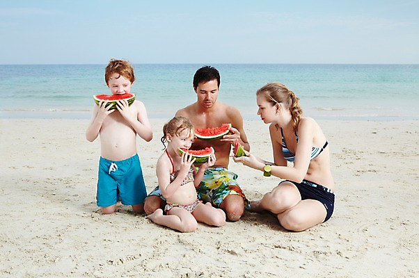 포토 JPG 주간 전신 서양인 외국인 백인 해외기획촬영 라이프스타일 2012년태국 계절 여자 남자 수영복 여유 어린이 음식 파도 바다 여행 과일 가족 하늘 엄마 휴가 여름음식 가족여행 수박 들기 사람 앉기 소녀 소년 여러명 성인 해변 야외 앞모습 여름 여름휴가 바캉스 부모 비키니 모래사장 화목 자녀 아빠 먹기 즐거움 제철음식 제철과일 국내포토 자연요소 옷 감정 뷰포인트 다수 컨셉 관계 모션 인종 생활 제철 파일형식 여름_계절