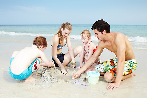 포토 JPG 주간 전신 서양인 외국인 백인 구름 해외기획촬영 라이프스타일 2012년태국 계절 여자 남자 수영복 딸 아들 여유 어린이 모래 파도 바다 여행 장난 가족 놀이 하늘 엄마 휴가 가족여행 미소 웃음 사람 앉기 소녀 소년 여러명 성인 해변 야외 여름 여름휴가 바캉스 부모 비키니 모래사장 장난감 놀이용품 화목 자녀 아빠 즐거움 만들기 모래성 모래놀이 국내포토 자연요소 옷 감정 다수 컨셉 관계 모션 표정 인종 생활 오브젝트 파일형식 여름_계절