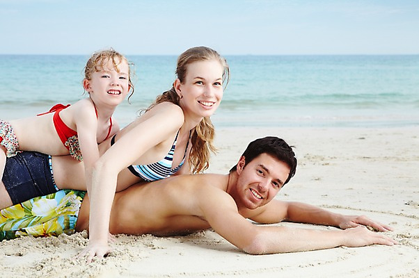 포토 JPG 주간 서양인 외국인 백인 해외기획촬영 라이프스타일 2012년태국 계절 여자 남자 수영복 딸 여유 어린이 엎드리기 바다 여행 가족 놀이 하늘 엄마 휴가 가족여행 미소 웃음 사람 소녀 상반신 성인 해변 야외 옆모습 세명 여름 여름휴가 바캉스 부모 비키니 모래사장 눕기 화목 자녀 아빠 즐거움 국내포토 자연요소 옷 감정 뷰포인트 컨셉 관계 모션 표정 인종 생활 파일형식 여름_계절