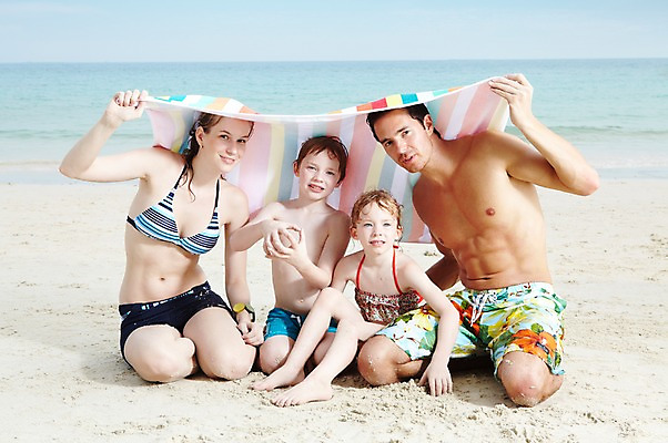 포토 JPG 주간 전신 서양인 외국인 백인 해외기획촬영 라이프스타일 2012년태국 계절 여자 남자 수영복 여유 어린이 바다 여행 가족 물놀이 엄마 휴가 휴식 가족여행 미소 웃음 사람 앉기 소녀 소년 여러명 성인 해변 야외 앞모습 여름 여름휴가 바캉스 부모 비키니 화목 자녀 아빠 그늘 즐거움 비치타올 국내포토 자연요소 옷 감정 뷰포인트 다수 컨셉 관계 모션 놀이 표정 인종 생활 수건 파일형식 여름_계절