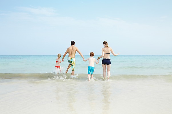 포토 JPG 주간 전신 서양인 외국인 백인 구름 해외기획촬영 라이프스타일 2012년태국 계절 여자 남자 수영복 여유 어린이 파도 바다 여행 가족 물놀이 놀이 하늘 엄마 휴가 가족여행 사람 소녀 소년 여러명 성인 해변 야외 뒷모습 여름 여름휴가 바캉스 부모 비키니 걷기 손잡기 화목 자녀 아빠 즐거움 국내포토 자연요소 옷 감정 뷰포인트 다수 컨셉 관계 모션 인종 생활 파일형식 여름_계절