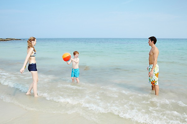 포토 JPG 주간 전신 서양인 외국인 백인 해외기획촬영 라이프스타일 2012년태국 계절 여자 남자 수영복 아들 여유 어린이 파도 바다 여행 공 가족 물놀이 놀이 하늘 엄마 휴가 가족여행 서기 미소 웃음 들기 사람 소년 성인 해변 야외 세명 여름 여름휴가 바캉스 부모 비키니 놀이용품 화목 자녀 아빠 비치볼 즐거움 공놀이 국내포토 자연요소 옷 감정 컨셉 관계 모션 바캉스용품 표정 인종 생활 오브젝트 파일형식 여름_계절