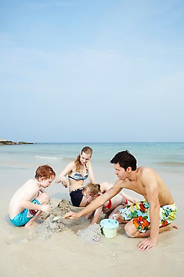 포토 JPG 주간 전신 서양인 외국인 백인 해외기획촬영 라이프스타일 2012년태국 계절 여자 남자 수영복 딸 아들 여유 어린이 모래 바다 여행 장난 가족 놀이 하늘 엄마 휴가 가족여행 사람 앉기 소녀 소년 여러명 성인 해변 야외 여름 여름휴가 바캉스 부모 비키니 모래사장 장난감 놀이용품 화목 자녀 아빠 즐거움 만들기 모래성 모래놀이 국내포토 자연요소 옷 감정 다수 컨셉 관계 모션 인종 생활 오브젝트 파일형식 여름_계절