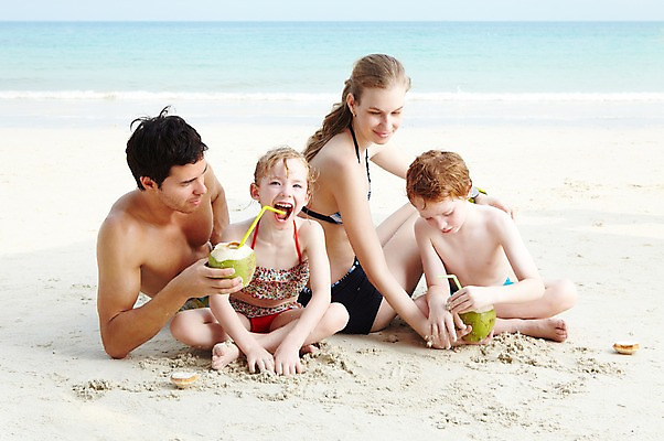 포토 JPG 주간 전신 서양인 외국인 백인 해외기획촬영 라이프스타일 2012년태국 계절 여자 남자 수영복 딸 아들 여유 음료 어린이 바다 여행 가족 엄마 휴가 휴식 가족여행 미소 웃음 사람 앉기 소녀 소년 여러명 성인 해변 야외 여름 여름휴가 바캉스 부모 비키니 모래사장 화목 마시기 자녀 아빠 먹기 즐거움 코코넛 국내포토 자연요소 옷 감정 다수 컨셉 과일 관계 모션 표정 인종 생활 파일형식 여름_계절