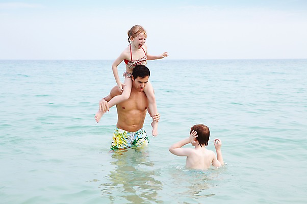 포토 JPG 주간 서양인 외국인 백인 해외기획촬영 2012년태국 계절 여자 남자 수영복 딸 아들 여유 어린이 바다 여행 가족 물놀이 놀이 하늘 휴가 가족여행 서기 미소 웃음 사람 소녀 소년 성인 해변 야외 세명 여름 여름휴가 바캉스 부모 비키니 수영 화목 자녀 목말 아빠 즐거움 국내포토 자연요소 옷 감정 컨셉 관계 모션 표정 인종 수상스포츠 파일형식 여름_계절