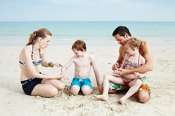 포토 JPG 주간 전신 서양인 외국인 백인 해외기획촬영 라이프스타일 2012년태국 계절 여자 남자 수영복 여유 어린이 바다 여행 가족 물놀이 하늘 엄마 휴가 가족여행 미소 웃음 사람 앉기 소녀 소년 여러명 성인 해변 야외 앞모습 여름 여름휴가 바캉스 부모 비키니 모래사장 화목 자녀 아빠 선크림 즐거움 바르기 국내포토 자연요소 옷 감정 뷰포인트 다수 컨셉 관계 모션 놀이 표정 인종 생활 화장품 파일형식 여름_계절