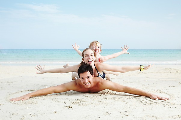 포토 JPG 주간 서양인 외국인 백인 구름 해외기획촬영 라이프스타일 2012년태국 계절 여자 남자 수영복 딸 여유 어린이 엎드리기 바다 여행 가족 놀이 하늘 엄마 팔벌리기 휴가 가족여행 미소 웃음 사람 소녀 성인 해변 야외 앞모습 세명 여름 여름휴가 바캉스 부모 비키니 모래사장 눕기 화목 자녀 아빠 즐거움 국내포토 자연요소 옷 감정 뷰포인트 컨셉 관계 모션 표정 인종 생활 파일형식 여름_계절