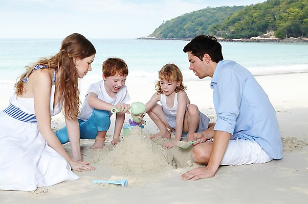 포토 JPG 주간 전신 서양인 외국인 백인 구름 해외기획촬영 라이프스타일 2012년태국 계절 여자 남자 딸 아들 여유 어린이 모래 바다 여행 장난 가족 놀이 하늘 엄마 휴가 가족여행 사람 앉기 소녀 소년 여러명 성인 해변 야외 여름 여름휴가 바캉스 부모 모래사장 장난감 놀이용품 화목 자녀 아빠 숲 즐거움 만들기 모래성 모래놀이 국내포토 자연요소 감정 다수 컨셉 관계 모션 인종 생활 오브젝트 파일형식 여름_계절