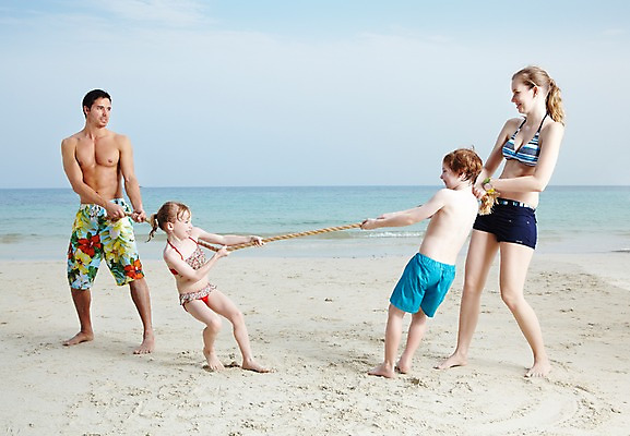 포토 JPG 주간 전신 서양인 외국인 백인 구름 해외기획촬영 라이프스타일 2012년태국 계절 여자 남자 수영복 여유 어린이 밧줄 줄 바다 여행 가족 놀이 하늘 엄마 휴가 가족여행 서기 미소 웃음 사람 소녀 소년 여러명 성인 해변 야외 옆모습 여름 여름휴가 바캉스 부모 비키니 모래사장 화목 경쟁 자녀 아빠 당기기 즐거움 줄다리기 국내포토 자연요소 옷 감정 뷰포인트 다수 컨셉 관계 모션 표정 인종 생활 파일형식 여름_계절