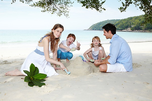 포토 JPG 주간 전신 서양인 외국인 나무 식물 백인 해외기획촬영 라이프스타일 2012년태국 계절 여자 남자 딸 아들 여유 어린이 모래 바다 여행 잎 장난 가족 놀이 하늘 엄마 휴가 나뭇잎 가족여행 미소 웃음 사람 앉기 소녀 소년 여러명 성인 해변 야외 여름 여름휴가 바캉스 부모 모래사장 장난감 놀이용품 화목 자녀 아빠 숲 즐거움 만들기 모래성 모래놀이 국내포토 자연요소 감정 다수 컨셉 관계 모션 표정 인종 생활 오브젝트 파일형식 여름_계절