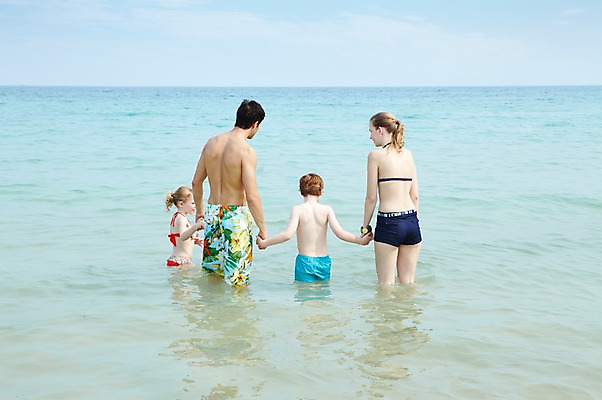 포토 JPG 주간 서양인 외국인 백인 구름 해외기획촬영 라이프스타일 2012년태국 계절 여자 남자 수영복 여유 어린이 바다 여행 가족 물놀이 하늘 엄마 휴가 가족여행 서기 사람 소녀 소년 여러명 성인 해변 야외 뒷모습 여름 여름휴가 바캉스 부모 비키니 손잡기 화목 자녀 아빠 즐거움 국내포토 자연요소 옷 감정 뷰포인트 다수 컨셉 관계 모션 놀이 인종 생활 파일형식 여름_계절