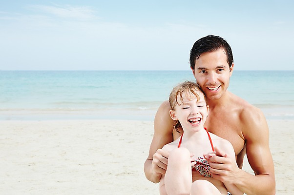 포토 JPG 주간 서양인 외국인 백인 구름 해외기획촬영 2012년태국 계절 여자 남자 수영복 딸 여유 어린이 바다 여행 가족 놀이 하늘 휴가 휴식 가족여행 미소 웃음 사람 앉기 소녀 상반신 성인 해변 야외 두명 앞모습 여름 여름휴가 바캉스 부모 비키니 모래사장 화목 자녀 아빠 즐거움 부녀 국내포토 자연요소 옷 감정 뷰포인트 컨셉 관계 모션 표정 인종 파일형식 여름_계절