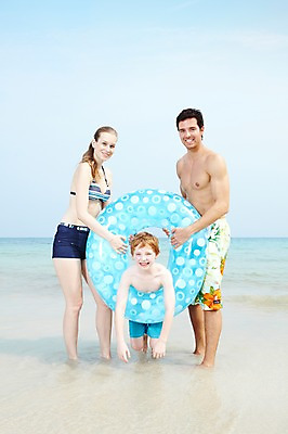 포토 JPG 주간 전신 서양인 외국인 백인 해외기획촬영 라이프스타일 2012년태국 계절 여자 남자 수영복 아들 여유 어린이 바다 여행 가족 물놀이 놀이 하늘 엄마 휴가 가족여행 서기 미소 웃음 들기 사람 소년 성인 해변 야외 앞모습 세명 여름 여름휴가 바캉스 부모 비키니 모래사장 화목 자녀 아빠 즐거움 튜브 국내포토 자연요소 옷 감정 뷰포인트 컨셉 관계 모션 표정 인종 생활 파일형식 여름_계절