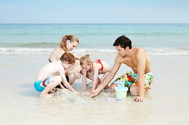 포토 JPG 주간 전신 서양인 외국인 백인 해외기획촬영 라이프스타일 2012년태국 계절 여자 남자 수영복 딸 아들 여유 어린이 모래 파도 바다 여행 장난 가족 놀이 하늘 엄마 휴가 가족여행 사람 앉기 소녀 소년 여러명 성인 해변 야외 여름 여름휴가 바캉스 부모 비키니 모래사장 장난감 놀이용품 화목 자녀 아빠 즐거움 만들기 모래성 모래놀이 국내포토 자연요소 옷 감정 다수 컨셉 관계 모션 인종 생활 오브젝트 파일형식 여름_계절