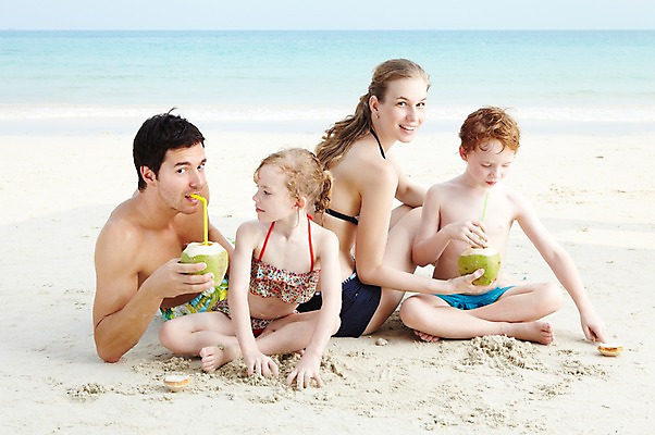 포토 JPG 주간 전신 서양인 외국인 백인 해외기획촬영 라이프스타일 2012년태국 계절 여자 남자 수영복 딸 아들 여유 음료 어린이 바다 여행 가족 엄마 휴가 휴식 가족여행 미소 웃음 사람 앉기 소녀 소년 여러명 성인 해변 야외 여름 여름휴가 바캉스 부모 비키니 모래사장 화목 마시기 자녀 아빠 먹기 즐거움 코코넛 국내포토 자연요소 옷 감정 다수 컨셉 과일 관계 모션 표정 인종 생활 파일형식 여름_계절