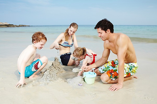 포토 JPG 주간 전신 서양인 외국인 백인 구름 해외기획촬영 라이프스타일 2012년태국 계절 여자 남자 수영복 딸 아들 여유 어린이 모래 바다 여행 장난 가족 놀이 하늘 엄마 휴가 가족여행 미소 웃음 사람 앉기 소녀 소년 여러명 성인 해변 야외 여름 여름휴가 바캉스 부모 비키니 모래사장 장난감 놀이용품 화목 자녀 아빠 즐거움 만들기 모래성 모래놀이 국내포토 자연요소 옷 감정 다수 컨셉 관계 모션 표정 인종 생활 오브젝트 파일형식 여름_계절