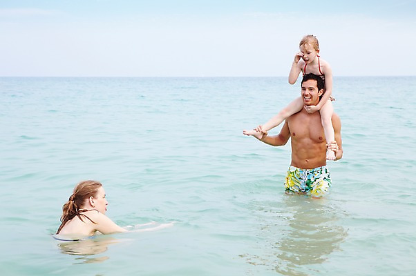 포토 JPG 주간 서양인 외국인 백인 해외기획촬영 2012년태국 계절 여자 남자 수영복 딸 여유 어린이 바다 여행 가족 물놀이 놀이 하늘 엄마 휴가 가족여행 서기 미소 웃음 사람 소녀 성인 해변 야외 세명 여름 여름휴가 바캉스 부모 비키니 수영 화목 자녀 목말 아빠 즐거움 국내포토 자연요소 옷 감정 컨셉 관계 모션 표정 인종 수상스포츠 파일형식 여름_계절