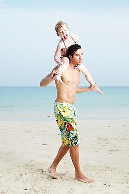 포토 JPG 주간 전신 서양인 외국인 백인 구름 해외기획촬영 2012년태국 계절 여자 남자 수영복 딸 여유 어린이 바다 여행 가족 놀이 하늘 휴가 가족여행 서기 미소 웃음 사람 소녀 성인 해변 야외 두명 옆모습 여름 여름휴가 바캉스 부모 비키니 모래사장 화목 자녀 목말 아빠 즐거움 부녀 국내포토 자연요소 옷 감정 뷰포인트 컨셉 관계 모션 표정 인종 파일형식 여름_계절