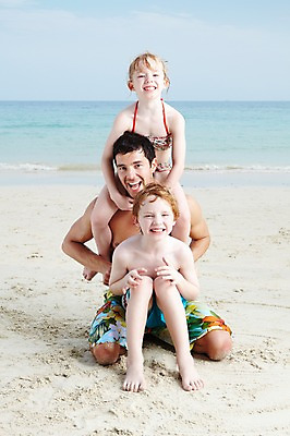 포토 JPG 주간 전신 서양인 외국인 백인 구름 해외기획촬영 2012년태국 계절 여자 남자 수영복 딸 아들 여유 어린이 바다 여행 가족 놀이 하늘 휴가 가족여행 사람 앉기 소녀 소년 성인 해변 야외 앞모습 세명 여름 여름휴가 바캉스 부모 비키니 모래사장 화목 자녀 목말 아빠 즐거움 국내포토 자연요소 옷 감정 뷰포인트 컨셉 관계 모션 인종 파일형식 여름_계절