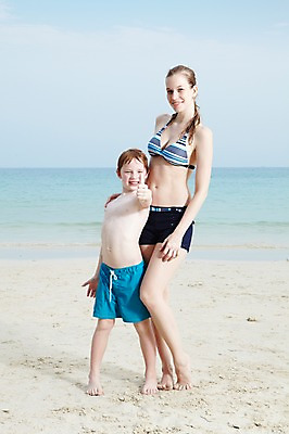 포토 JPG 주간 전신 서양인 외국인 백인 구름 해외기획촬영 라이프스타일 2012년태국 여자 남자 수영복 아들 여유 어린이 바다 여행 가족 하늘 엄마 휴가 가족여행 서기 미소 웃음 사람 손짓 소년 성인 해변 야외 두명 앞모습 부모 비키니 모래사장 화목 자녀 최고 즐거움 국내포토 모자관계 자연요소 옷 감정 뷰포인트 컨셉 관계 모션 표정 인종 생활 파일형식