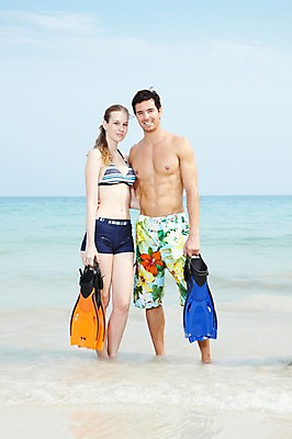 포토 JPG 주간 전신 서양인 외국인 백인 구름 해외기획촬영 라이프스타일 부부 커플 2012년태국 계절 여자 남자 수영복 여유 한쌍 바다 물놀이 하늘 레저용품 레저 휴가 서기 미소 웃음 들기 사람 20대 성인 해변 야외 두명 앞모습 여름 여름휴가 바캉스 비키니 화목 오리발 즐거움 청년만 성인만 국내포토 자연요소 옷 감정 뷰포인트 컨셉 관계 모션 놀이 표정 인종 청년 생활 파일형식 여름_계절