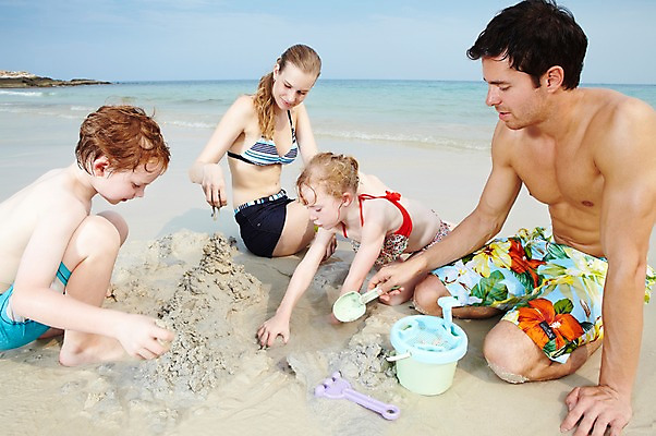 포토 JPG 주간 전신 서양인 외국인 백인 해외기획촬영 라이프스타일 2012년태국 계절 여자 남자 수영복 딸 아들 여유 어린이 모래 바다 여행 장난 가족 놀이 엄마 휴가 가족여행 사람 앉기 소녀 소년 여러명 성인 해변 야외 여름 여름휴가 바캉스 부모 비키니 모래사장 장난감 놀이용품 화목 자녀 아빠 즐거움 만들기 모래성 모래놀이 국내포토 자연요소 옷 감정 다수 컨셉 관계 모션 인종 생활 오브젝트 파일형식 여름_계절